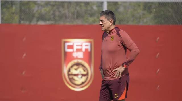 U22国足首战弱旅，拜合拉木搭档王钰栋，胡荷韬喂饼 头名晋级才稳